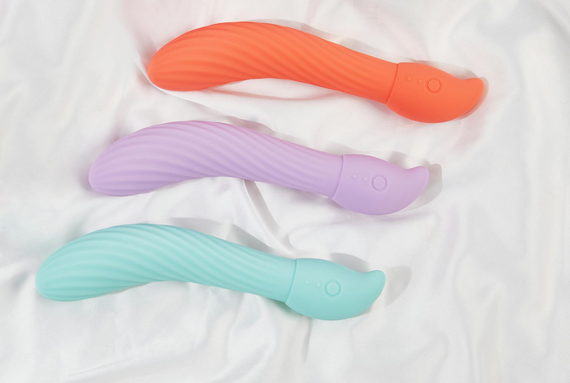 Vibrador de limón amarillo sobre fondo amarillo con limones frescos