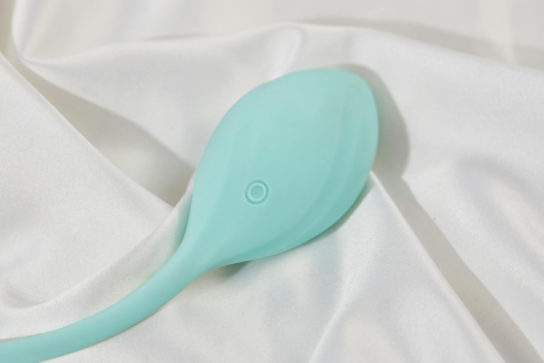 Vibrador de succión Lem en tela de seda blanca suave