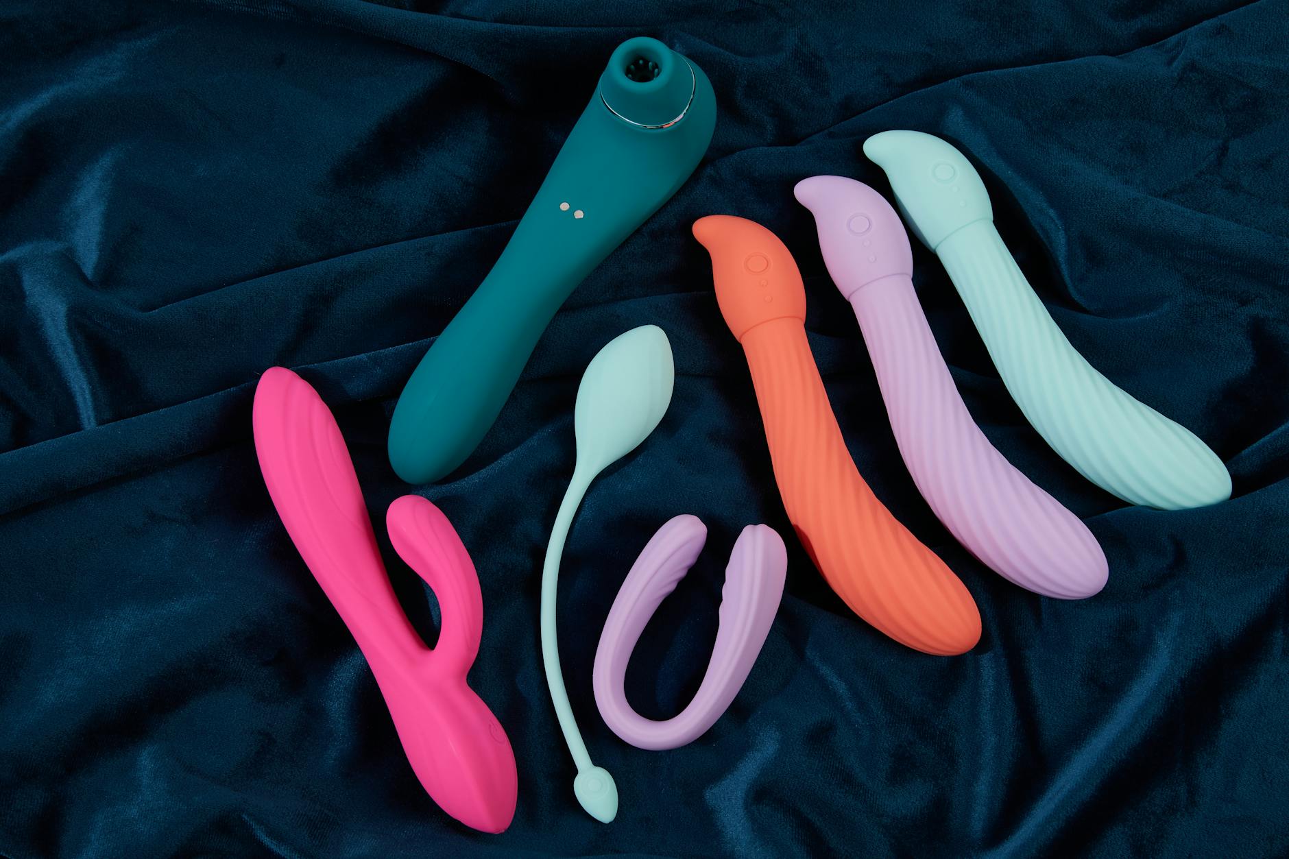 Vibrador amarillo de silicona rodeado de plátanos sobre fondo amarillo, representando placer y sensualidad