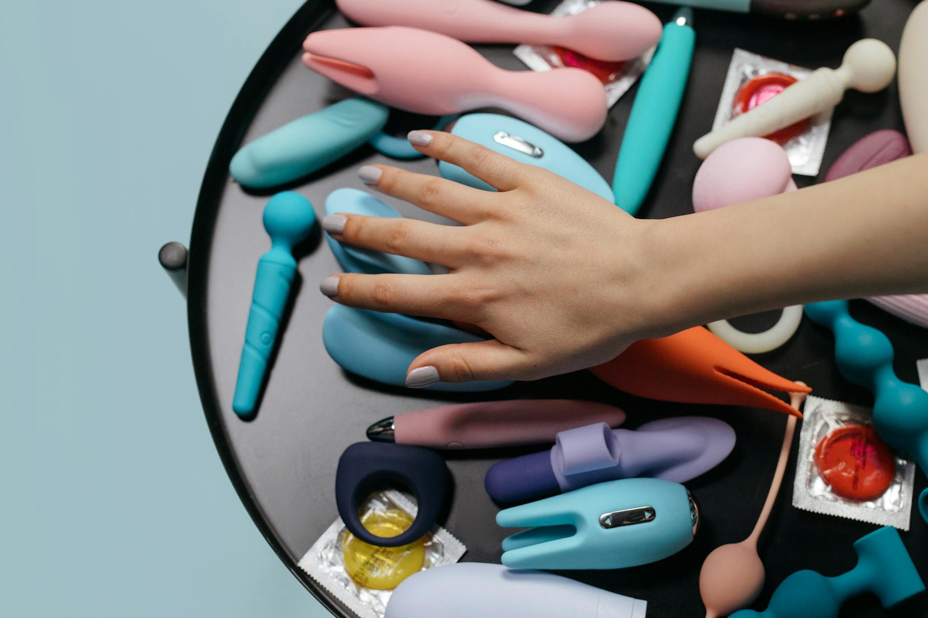 Un vibrador de silicona amarillo rodeado de limones pelados sobre fondo amarillo, representando la innovación en estimulación clitoral