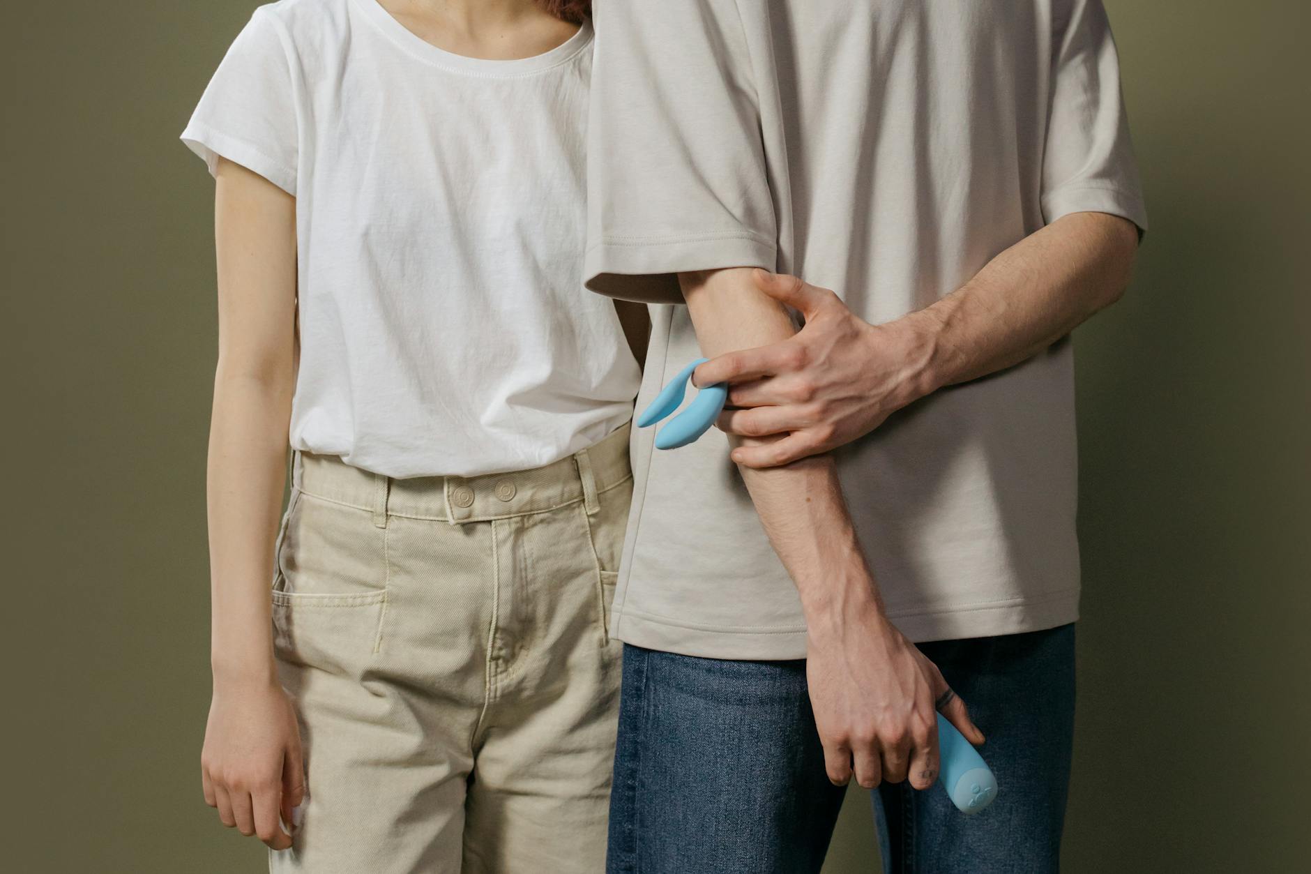 Pareja joven explorando placer juntos con tecnología de succión moderna